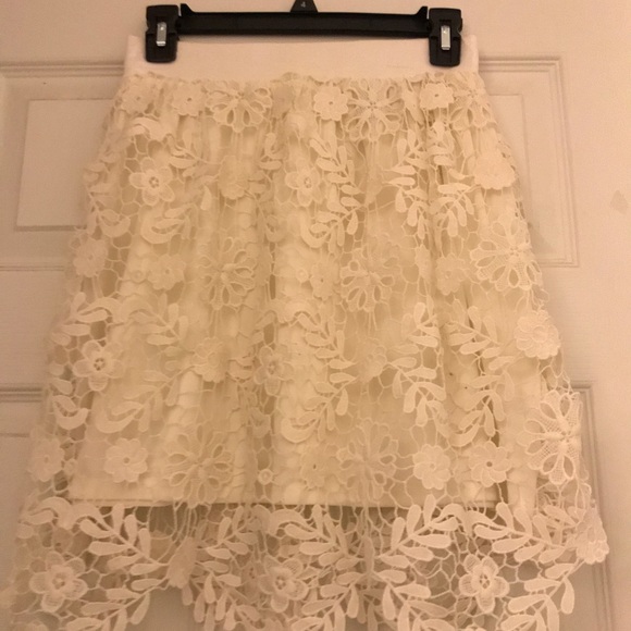 Ivory lace skirt with liner. - Picture 1 of 5